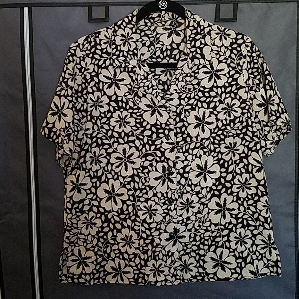 💥3 for $10💥 Floral short sleeve blouse